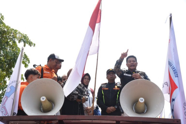 Peringatan May Day, Bupati Sidoarjo Subandi berkomitmen mendukung iklim industrial yang sehat dan saling mendukung.