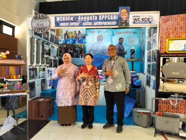 Ketua Tim Verifikator STBM Nasional sekaligus Direktur Kesehatan Lingkungan Kementerian Kesehatan RI, dr. Then Suyanti, M.M., (tengah) bersama DR Koen Irianto Uripan Pakar Bidang Sanitasi dan anggota APPSANI