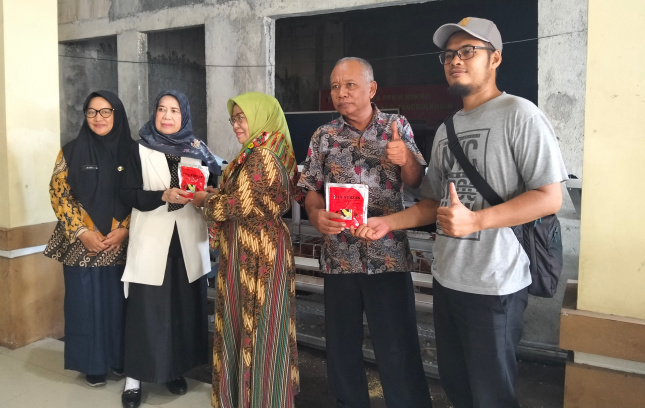 Ainun Jariyah anggota DPRD Sidoarjo dan Kepala Desa Boro memberikan bantuan kandang dan ayam beserta pakan kepada 20 KK