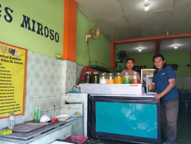 Es Miroso, warisan kuliner khas Surabaya yang berdiri sejak 1974 dan bertahan dari perubahan zaman.