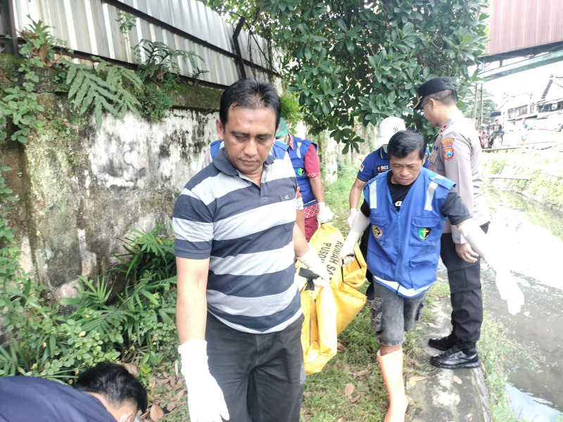 Tim Kepolisian mengevakuasi mayat tanpa identitas di kanal sungai PG Candi