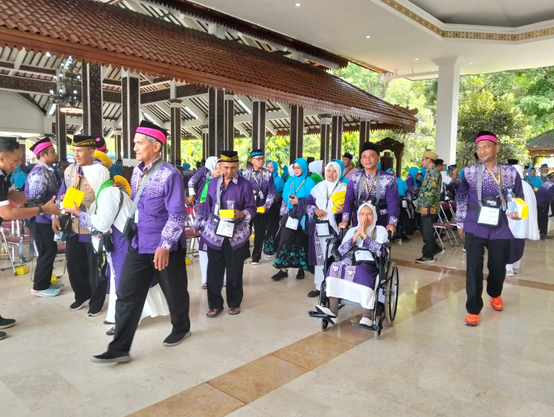 Terdapat 15 orang dari kloter 58 menggunakan kursi roda. Pemkab Sidoarjo memberikan perhatian dan pendampingan khusus kepada mereka.