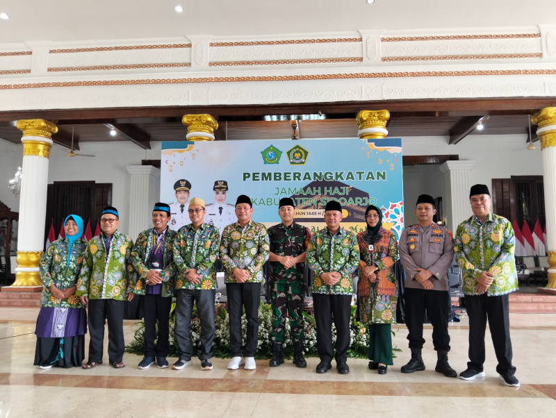 Bupati Sidoarjo H. Subandi melepas Kloter 58 Jemaah Haji Sidoarjo.