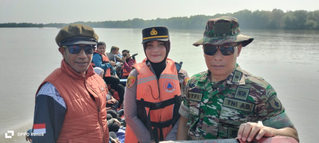 Danramil Sedati bersama Kapolsek Sedati dan forkompimca Sedati mendampingi Bupati Sidoarjo H. Subandi sidak wilayah terdampak banjir rob.