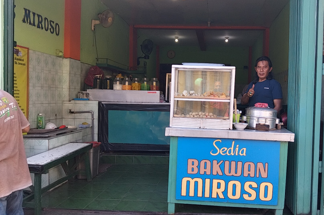 Es Miroso, warisan kuliner khas Surabaya yang berdiri sejak 1974 dijalan raya Ngagel Rejo Kidul no 25 kini diteruskan Budi putra pertama H. Juri.