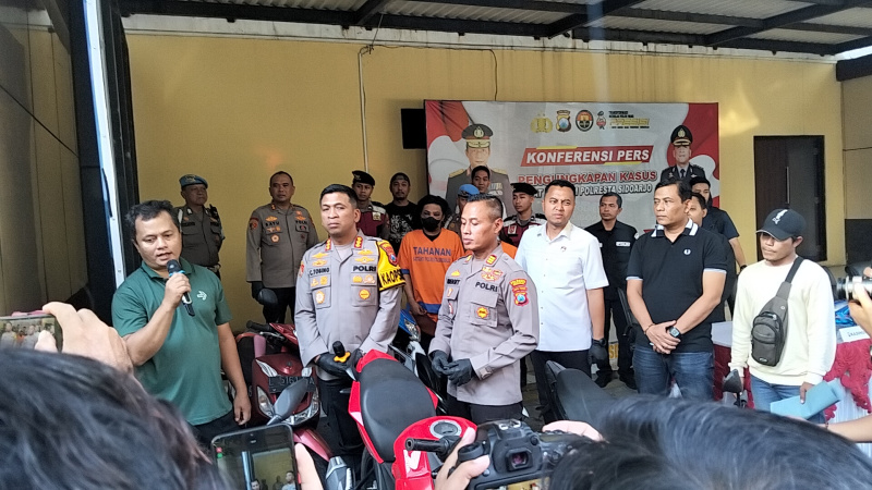 Kapolresta Sidoarjo Kombespol Christian Tobing saat konferensi pers atas keberhasilan Polsek Taman Bongkar Sindikat Curanmor Lintas Kecamatan