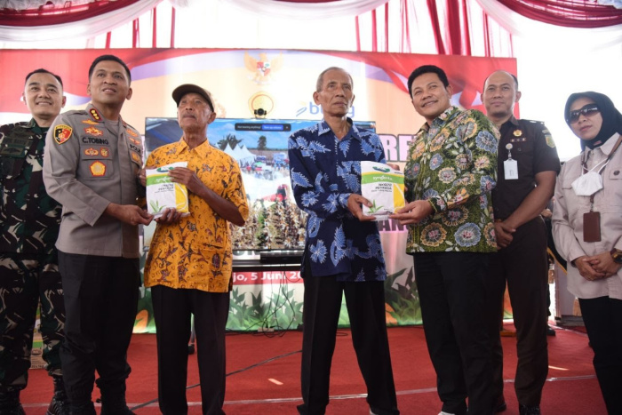 Bupati Sidoarjo, Subandi bersama Kapolresta Sidoarjo Kombespol Christian Tobing, Dandim 0816 Letkol Inf Dedyk Wahyu Widodo, Kepala Kejaksaan Negeri Sidoarjo Roy Rovalino Herudiansyah dalam Panen Raya Jagung Serentak di Desa Pangkemiri, Kecamatan Tulangan.