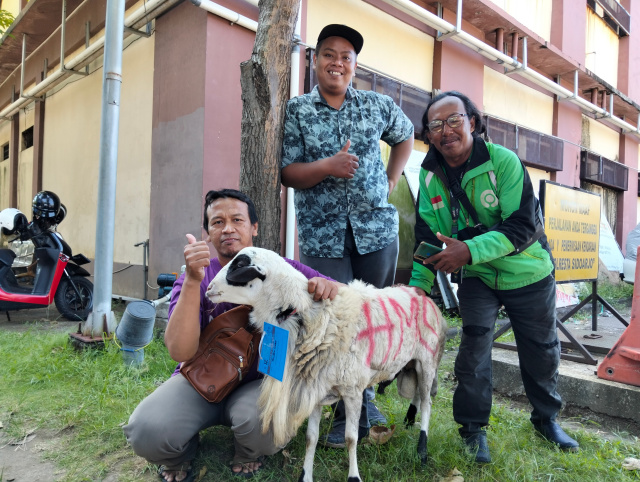 Aliansi Ojol Sidoarjo, diwakili Nurhadi, Agung dan Sidik mengucapkan terima kasih kepada Kapolresta Sidoarjo Kombespol Christian Tobing usai menerima Hewan Qurban berupa 1 ekor kambing.