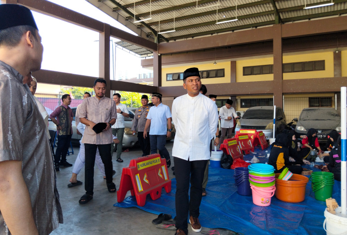 Idul Adha, Kapolresta Sidoarjo Kombespol Christian Tobing membagikan Hewan Qurban ke Masyarakat.