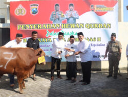 Idul Adha, Polresta Sidoarjo Bagi Hewan Qurban ke Masyarakat