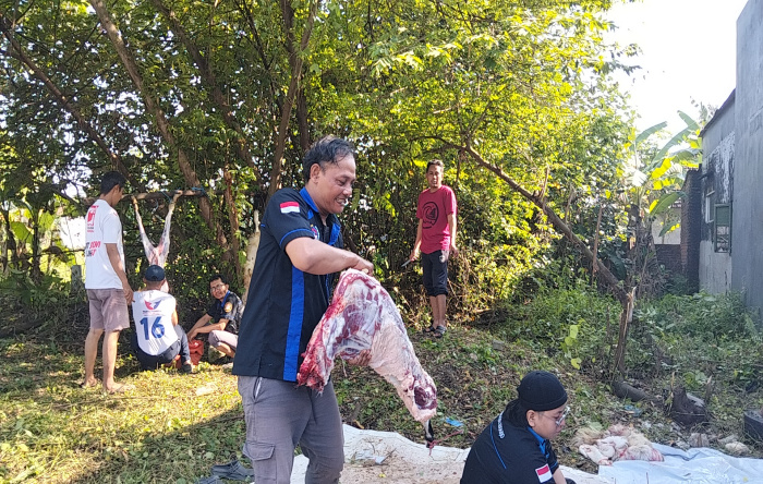 Prosesi pemotongan hewan qurban oleh anggota AWOS dan AOS.