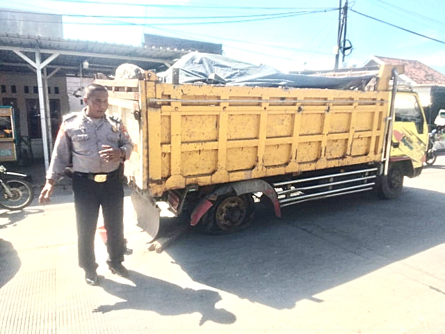 Anggota Polsek Sedati merespon Cepat insiden truk urukan patah as roda belakang.