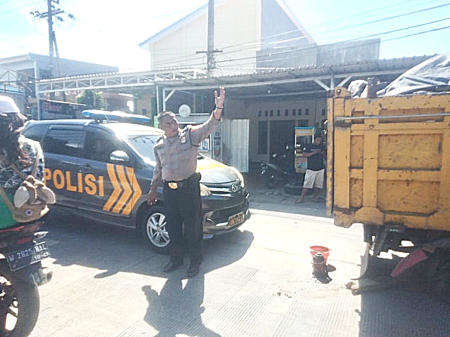 Polsek Sedati Respon Cepat Insiden Truk Urukan Patah As Roda