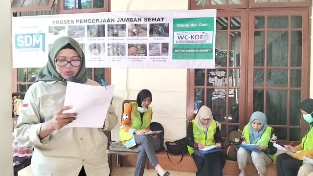 Kesling Dinas Kesehatan Provinsi Jawa Timur, Ika Puspita Sari dalam pelatihan peningkatan kapasitas implementasi STBM 5 Pilar bagi tenaga kesehatan kabupaten/kota di Jatim