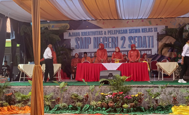 Kepala Sekolah SMP Negeri 2 Sedati Siti Nafiyah, resmi melepas 316 siswa kelas IX dengan menggelar acara bertajuk "Ajang Kreativitas dan Pelepasan Siswa Kelas IX".