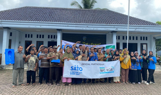 SATO dan DR. Koen Irianto Uripan, S.H., M.M. melakukan road show program edukasi dan pelatihan teknologi tepat guna (TTG) sanitasi di Desa Gemaharjo, Pacitan.