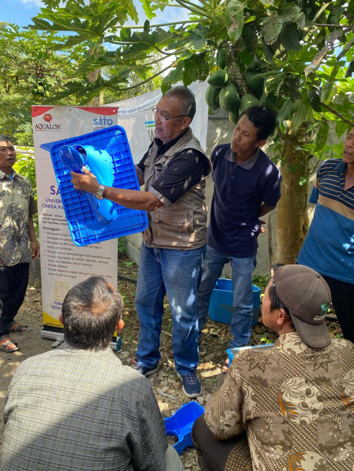 SATO dan DR. Koen Irianto Uripan, S.H., M.M. melakukan road show program edukasi dan pelatihan teknologi tepat guna (TTG) sanitasi di Desa Gemaharjo