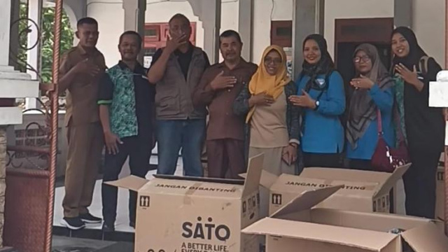 Kepala Desa Pucangombo, Sarmidi bersama DR Koen Irianto Uripan dalam rangka sosialisasi dan edukasi TTG Sanitasi