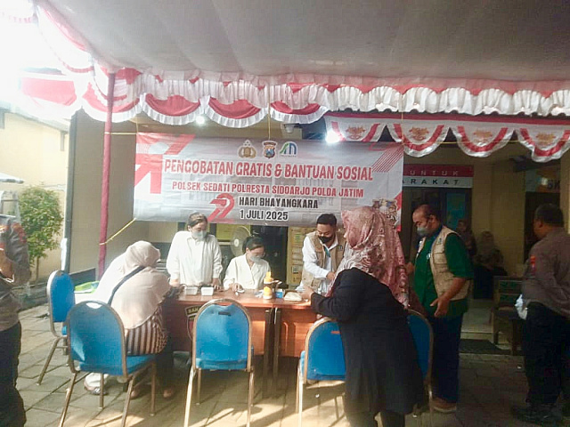 Polsek Sedati menggelar kegiatan "Pengobatan Gratis" dalam rangka menyambut Hari Bhayangkara.