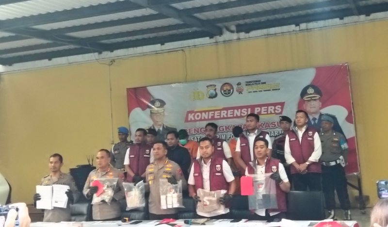 Barang bukti tindak korupsi suap jual beli jabatan oleh Kades Medalem dan Kades Tulangan yang berhasil disita oleh unit Tipidkor Polresta Sidoarjo.