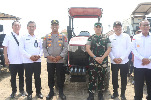 Imigrasi Surabaya dan Polresta Sidoarjo kolaborasi dalam Semarak Tanam Jagung Dukung Asta Cita Prabowo.