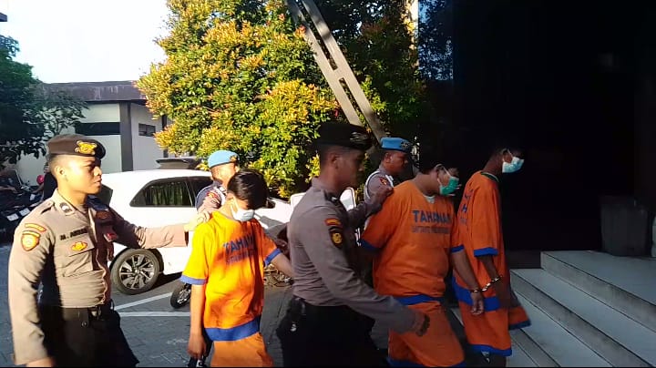 Tiga pelaku curanmor berhasil diringkus oleh Satreskrim Polresta Sidoarjo. Setelah mencuri sepeda motor matic jenis Honda Vario 125.