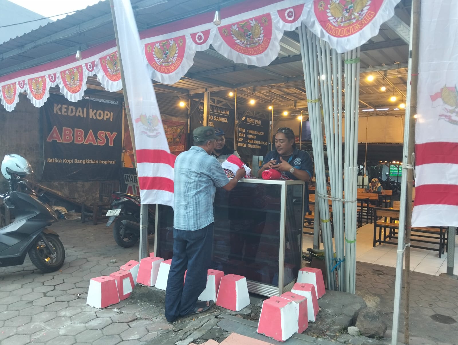 Menyambut HUT RI ke-80 AWOS membuka gerai bendera di Kedai Abbasy Jl Raya Cemengkalang depan Satpas Polresta Sidoarjo.