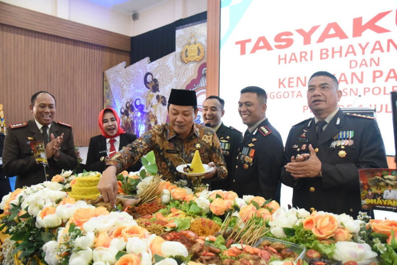 Pemkab Sidoarjo mengapresiasi Polresta Sidoarjo. Hal tersebut disampaikan Bupati Sidoarjo Subandi pada peringatan Hari Bhayangkara ke-79 di Mapolresta Sidoarjo.