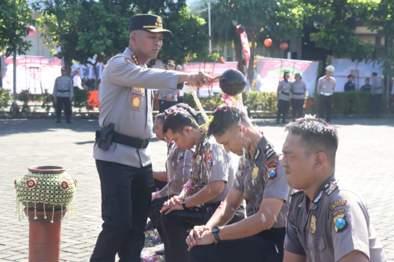 Kado Kenaikan Pangkat anggota Polresta Sidoarjo mewarnai peringatan Hari Bhayangkara Ke-79 yang berlangsung di Mapolresta Sidoarjo.