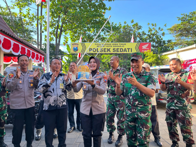 Koramil 0816/18 Sedati Gruduk Mapolsek Sedati Sambut HUT Bhayangkara ke-79.