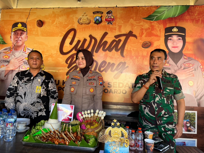 Komandan Koramil 0816/18 Sedati Kapten Caj Luthfi Anam memimpin pasukan gruduk Mapolsek Sedati dalam rangka menyambut HUT Bhayangkara ke-79.