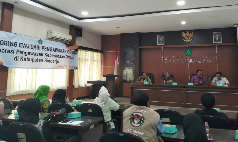 Kesbangpol Sidoarjo menggelar kegiatan Monitoring dan Evaluasi (Monev) untuk memperkuat kolaborasi pengawasan keberadaan ormas