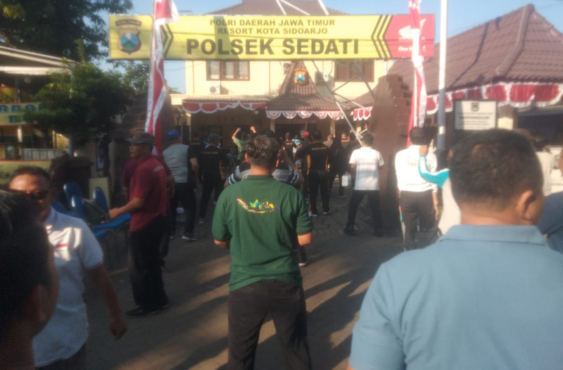 Senam Bersama, sebagai wujud sinergitas Forkopimka dan Pemerintah Desa se-Kecamatan Sedati digelar di halaman Mako Polsek Sedati