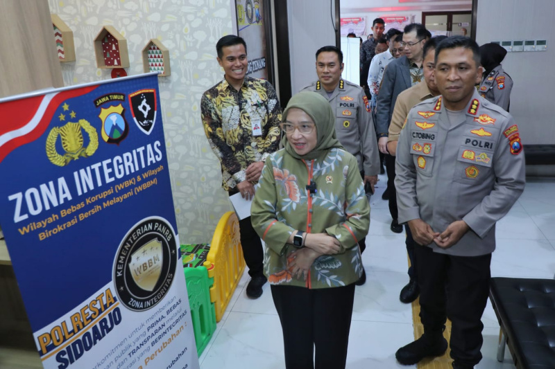 Kunjungi Polresta Sidoarjo, Menteri Pendayagunaan Aparatur Negara dan Reformasi Birokrasi (PAN-RB) Rini Widyantini langsung meninjau MPP dan PPA