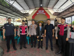 Personel Polresta Sidoarjo Amankan Gereja, Wujud Polri Untuk Masyarakat