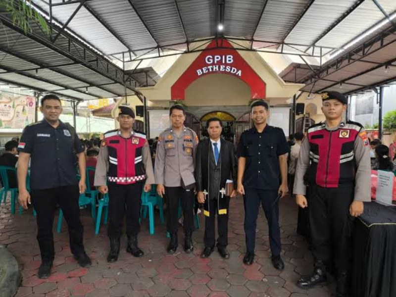 Polresta Sidoarjo amankan gereja, sebagai wujud nyata komitmen "Polri Untuk Masyarakat".