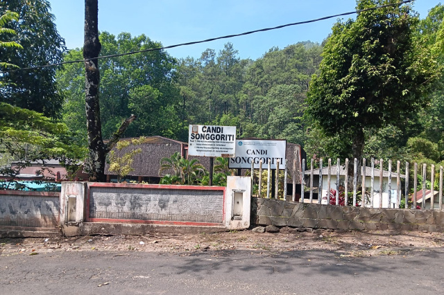Candi Songgoriti, situs cagar budaya di Desa Songgokerto, Batu, Jawa Timur, menyimpan sejarah menarik yang didirikan di atas mata air panas alami