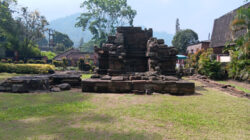 Candi Songgoriti, situs cagar budaya di Desa Songgokerto, Batu, Jawa Timur, menyimpan sejarah menarik yang didirikan di atas mata air panas alami dan diyakini memiliki khasiat penyembuhan