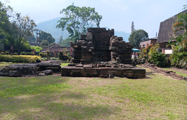 Candi Songgoriti, situs cagar budaya di Desa Songgokerto, Batu, Jawa Timur, menyimpan sejarah menarik yang didirikan di atas mata air panas alami dan diyakini memiliki khasiat penyembuhan
