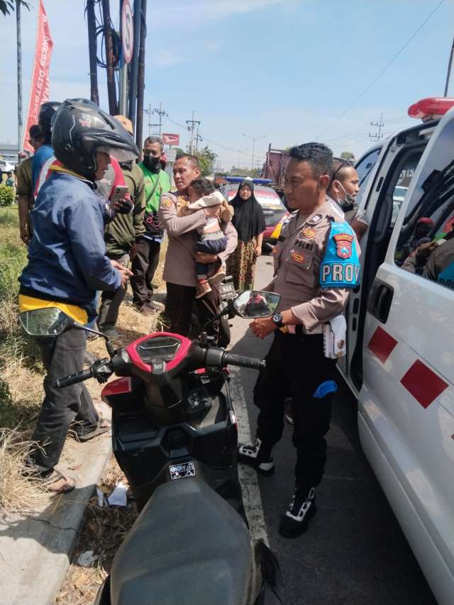Sigap dan Peduli, Kapolsek Taman Selamatkan Korban LakaJalan Raya Trosobo, Kecamatan Taman, Kabupaten Sidoarjo, Rabu (23/7/2025) siang.