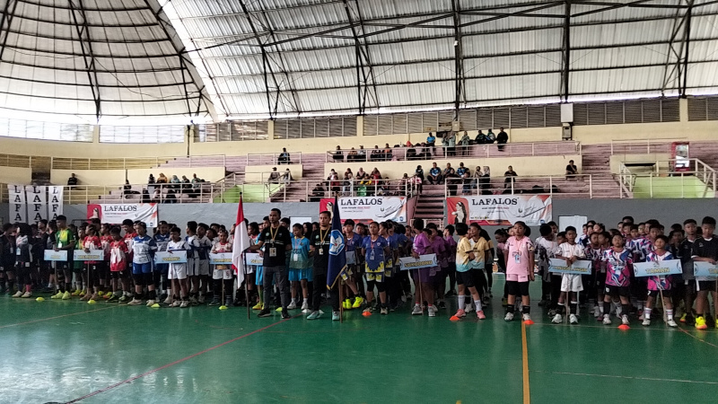 Liga Voli SD/MI 2025 Resmi Bergulir Dr. Tirto Apresiasi Kemandirian Penyelenggara. Kompetisi diikuti SD/MI 18 Kecamatan se-Kabupaten Sidoarjo.