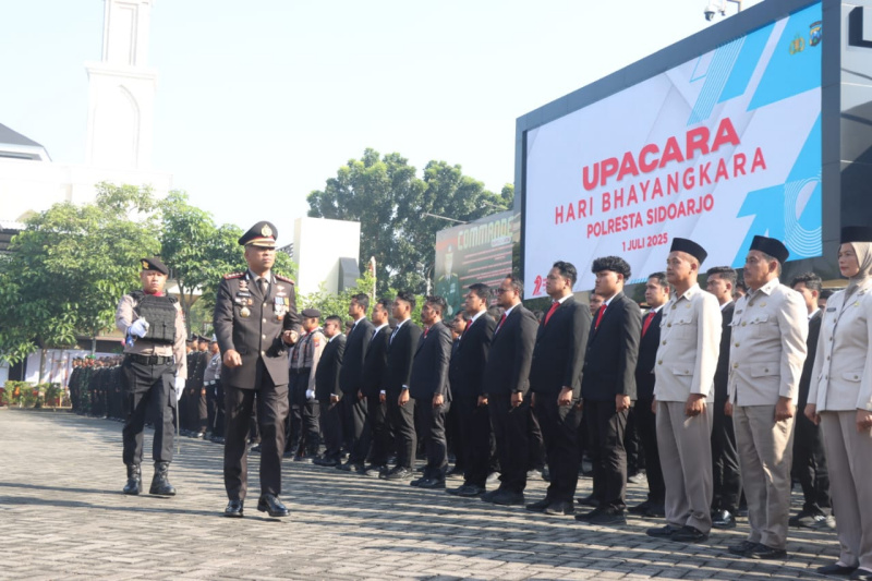 Kado Kenaikan Pangkat anggota Polresta Sidoarjo mewarnai peringatan Hari Bhayangkara Ke-79 yang berlangsung di Mapolresta Sidoarjo.