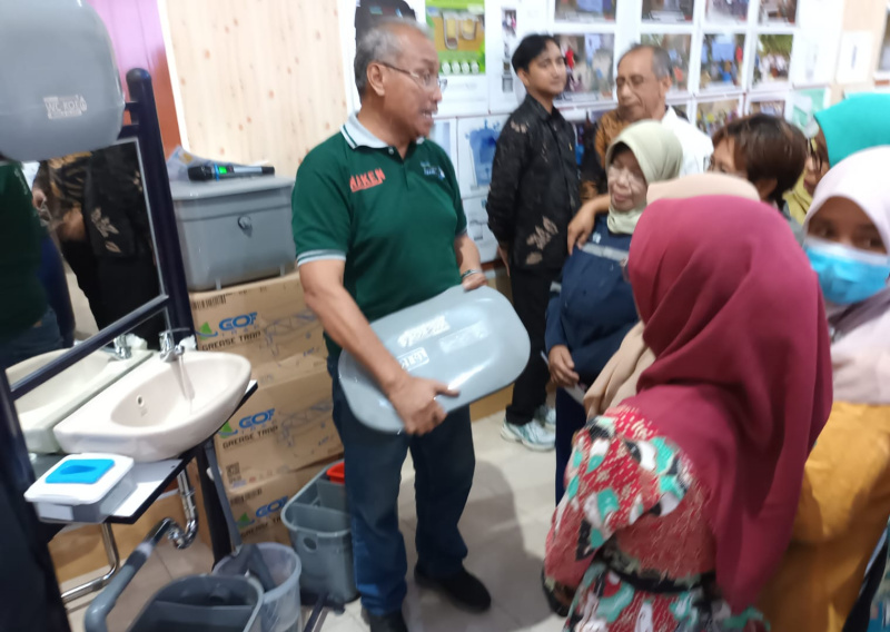 DR. Koen Irianto menjelaskan dan mempraktikkan 5 Pilar STBM Melalui TTG Sanitasi pada workshop yang digelar Dinas Kesehatan Kota Malang