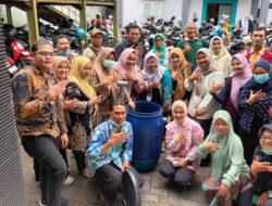 DR. Koen Irianto Praktikkan 5 Pilar STBM Melalui TTG