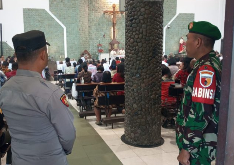 Polresta Sidoarjo amankan gereja, sebagai wujud nyata komitmen "Polri Untuk Masyarakat".