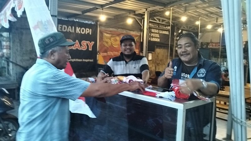Menyambut HUT RI ke-80 AWOS membuka gerai bendera di Kedai Abbasy Jl Raya Cemengkalang depan Satpas Polresta Sidoarjo.