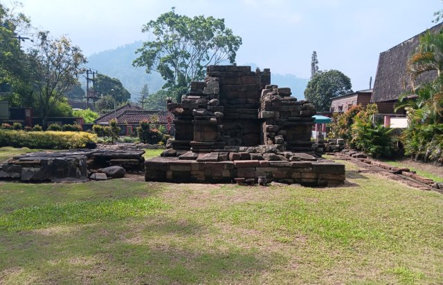 Candi Songgoriti, situs cagar budaya di Desa Songgokerto, Batu, Jawa Timur, menyimpan sejarah menarik yang didirikan di atas mata air panas alami dan diyakini memiliki khasiat penyembuhan
