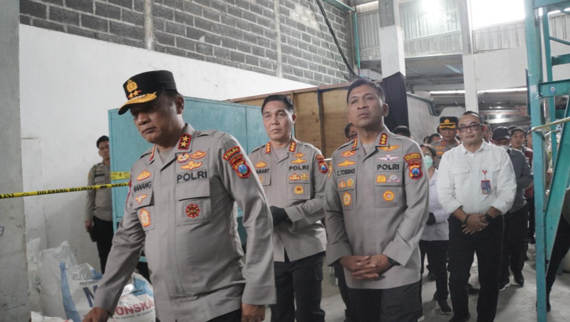 Satgas Pangan Polresta Sidoarjo Ungkap 12,5 Ton Beras Oplosan dari tempat produksi di Desa Keper, Kecamatan Krembung, Kabupaten Sidoarjo.