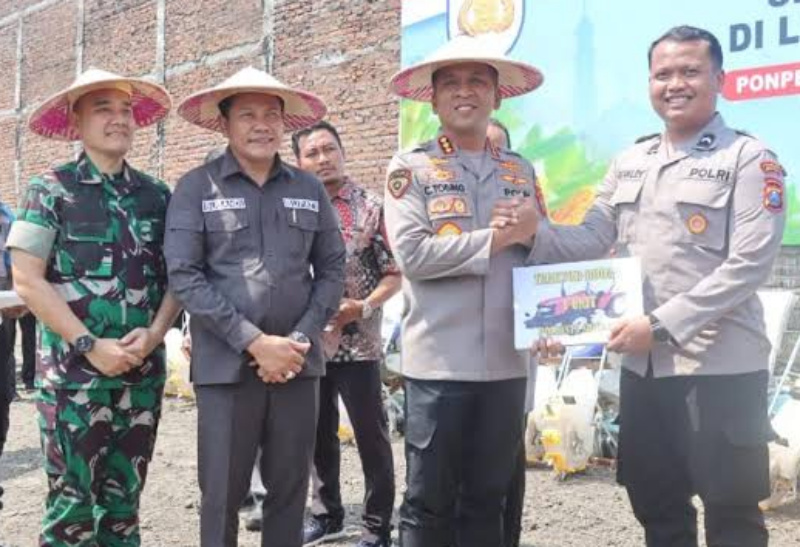 Polri Gandeng Pondok Pesantren Bumi Sholawat Tanam Jagung Serentak