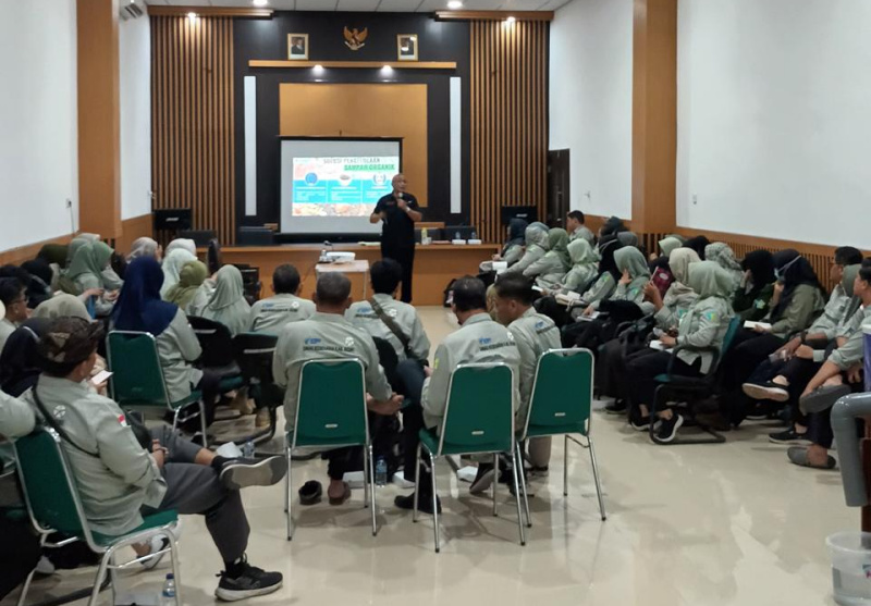 Dinas Kesehatan Kabupaten Kediri dan DR Koen melatih Sanitarian tentang Teknologi Tepat Guna (TTG)